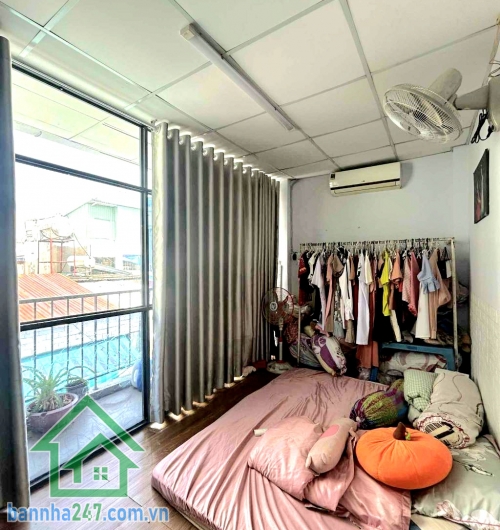CHỈ 2,1 TỶ (BL) – NHÀ 3 TẦNG – NGAY CHỢ TÂN HƯƠNG – TÂN PHÚ - 2PN - 2WC Vị trí: Phạm Ngọc – Tân Phú Cách chợ Tân Hương vài bước – gần AEON Mall Tân Phú
