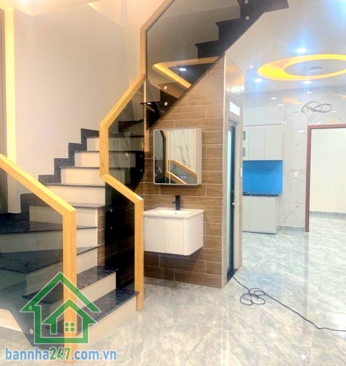 CHỈ 6,85 TỶ – NHÀ MỚI – SÁT MẶT TIỀN – VƯỜN LÀI, TÂN PHÚ - DT 56M² (4x14)M – 2 TẦNG – 3PN – HXH ĐỖ CỬA Thông tin chi tiết: • Diện tích: 56m² – vuông vức • Kết cấu: 1 trệt + 1 lầu, nhà mới đẹp • Công năng: 3PN – 2WC • Có phòng ngủ dưới trệt tiện người lớn 