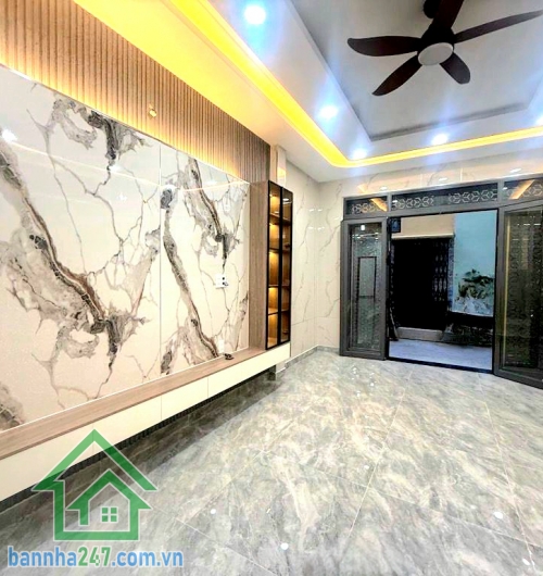 CHỈ 6,85 TỶ – NHÀ MỚI – SÁT MẶT TIỀN – VƯỜN LÀI, TÂN PHÚ - DT 56M² (4x14)M – 2 TẦNG – 3PN – HXH ĐỖ CỬA Thông tin chi tiết: • Diện tích: 56m² – vuông vức • Kết cấu: 1 trệt + 1 lầu, nhà mới đẹp • Công năng: 3PN – 2WC • Có phòng ngủ dưới trệt tiện người lớn 