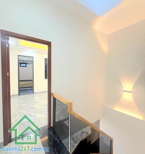CHỈ 6,85 TỶ – NHÀ MỚI – SÁT MẶT TIỀN – VƯỜN LÀI, TÂN PHÚ - DT 56M² (4x14)M – 2 TẦNG – 3PN – HXH ĐỖ CỬA Thông tin chi tiết: • Diện tích: 56m² – vuông vức • Kết cấu: 1 trệt + 1 lầu, nhà mới đẹp • Công năng: 3PN – 2WC • Có phòng ngủ dưới trệt tiện người lớn 