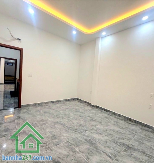 CHỈ 6,85 TỶ – NHÀ MỚI – SÁT MẶT TIỀN – VƯỜN LÀI, TÂN PHÚ - DT 56M² (4x14)M – 2 TẦNG – 3PN – HXH ĐỖ CỬA Thông tin chi tiết: • Diện tích: 56m² – vuông vức • Kết cấu: 1 trệt + 1 lầu, nhà mới đẹp • Công năng: 3PN – 2WC • Có phòng ngủ dưới trệt tiện người lớn 