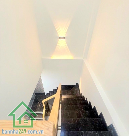CHỈ 6,85 TỶ – NHÀ MỚI – SÁT MẶT TIỀN – VƯỜN LÀI, TÂN PHÚ - DT 56M² (4x14)M – 2 TẦNG – 3PN – HXH ĐỖ CỬA Thông tin chi tiết: • Diện tích: 56m² – vuông vức • Kết cấu: 1 trệt + 1 lầu, nhà mới đẹp • Công năng: 3PN – 2WC • Có phòng ngủ dưới trệt tiện người lớn 