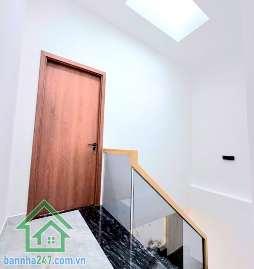 CHỈ 6,85 TỶ – NHÀ MỚI – SÁT MẶT TIỀN – VƯỜN LÀI, TÂN PHÚ - DT 56M² (4x14)M – 2 TẦNG – 3PN – HXH ĐỖ CỬA Thông tin chi tiết: • Diện tích: 56m² – vuông vức • Kết cấu: 1 trệt + 1 lầu, nhà mới đẹp • Công năng: 3PN – 2WC • Có phòng ngủ dưới trệt tiện người lớn 