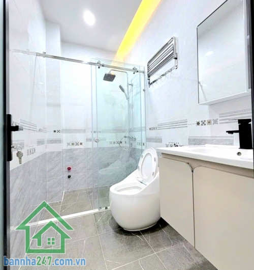 CHỈ 6,85 TỶ – NHÀ MỚI – SÁT MẶT TIỀN – VƯỜN LÀI, TÂN PHÚ - DT 56M² (4x14)M – 2 TẦNG – 3PN – HXH ĐỖ CỬA Thông tin chi tiết: • Diện tích: 56m² – vuông vức • Kết cấu: 1 trệt + 1 lầu, nhà mới đẹp • Công năng: 3PN – 2WC • Có phòng ngủ dưới trệt tiện người lớn 