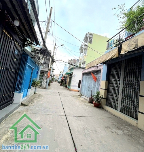 CHỈ 4,35 TỶ - NHÀ MỚI Ở NGAY – HẺM 3 GÁC – CÁCH VÀI CĂN RA MẶT TIỀN – KHU LÊ VĂN QUỚI – NGÃ TƯ 4 XÃ DT: 25m² (DTSD 80m²) – Kết cấu 1 trệt, 1 lửng, 2 lầu – 2PN - 3WC, ban công. 