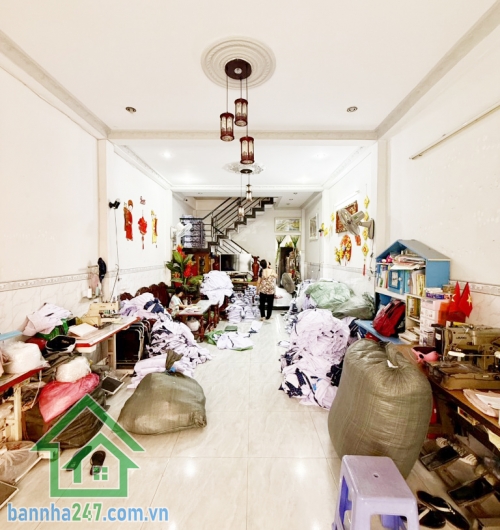 BÁN NHÀ LÔ GÓC – 3 MẶT TIỀN – 3 TẦNG – GIÁ 5,9 TỶ Kết cấu: 1 trệt, 2 lầu, tổng 3PN, 3WC, thiết kế rộng rãi thoáng mát. Hẻm xe hơi thông, thuận tiện kinh doanh.