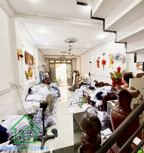 BÁN NHÀ LÔ GÓC – 3 MẶT TIỀN – 3 TẦNG – GIÁ 5,9 TỶ Kết cấu: 1 trệt, 2 lầu, tổng 3PN, 3WC, thiết kế rộng rãi thoáng mát. Hẻm xe hơi thông, thuận tiện kinh doanh.