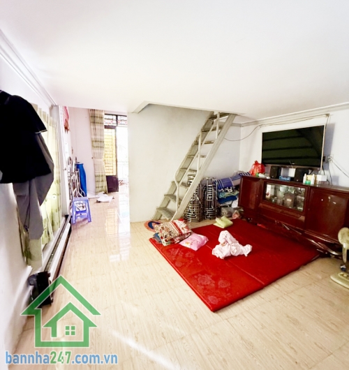 BÁN NHÀ LÔ GÓC – 3 MẶT TIỀN – 3 TẦNG – GIÁ 5,9 TỶ Kết cấu: 1 trệt, 2 lầu, tổng 3PN, 3WC, thiết kế rộng rãi thoáng mát. Hẻm xe hơi thông, thuận tiện kinh doanh.