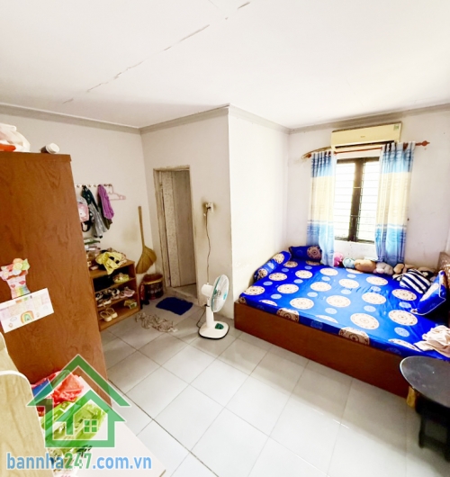 BÁN NHÀ LÔ GÓC – 3 MẶT TIỀN – 3 TẦNG – GIÁ 5,9 TỶ Kết cấu: 1 trệt, 2 lầu, tổng 3PN, 3WC, thiết kế rộng rãi thoáng mát. Hẻm xe hơi thông, thuận tiện kinh doanh.