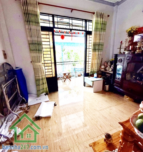 BÁN NHÀ LÔ GÓC – 3 MẶT TIỀN – 3 TẦNG – GIÁ 5,9 TỶ Kết cấu: 1 trệt, 2 lầu, tổng 3PN, 3WC, thiết kế rộng rãi thoáng mát. Hẻm xe hơi thông, thuận tiện kinh doanh.