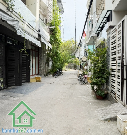 BÁN NHÀ LÔ GÓC – 3 MẶT TIỀN – 3 TẦNG – GIÁ 5,9 TỶ Kết cấu: 1 trệt, 2 lầu, tổng 3PN, 3WC, thiết kế rộng rãi thoáng mát. Hẻm xe hơi thông, thuận tiện kinh doanh.