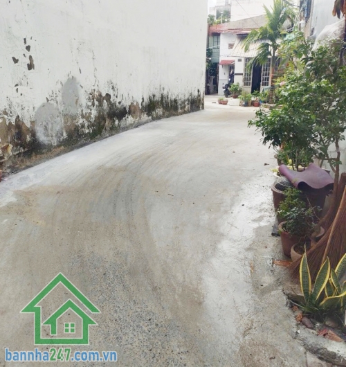 BÁN NHÀ LÔ GÓC – 3 MẶT TIỀN – 3 TẦNG – GIÁ 5,9 TỶ Kết cấu: 1 trệt, 2 lầu, tổng 3PN, 3WC, thiết kế rộng rãi thoáng mát. Hẻm xe hơi thông, thuận tiện kinh doanh.