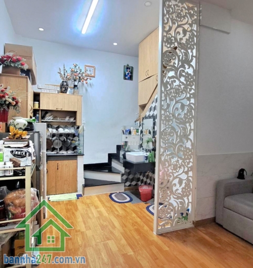 NHÀ 2 TẦNG – TRUNG TÂM TÂN PHÚ – TÂN SƠN NHÌ – CHỈ 2,9 TỶ DT: 24m² (4x6m) Kết cấu: 1 trệt 1 lầu, gồm phòng khách, bếp, phòng ngủ, WC – nhà còn đẹp, dọn vào ở ngay.