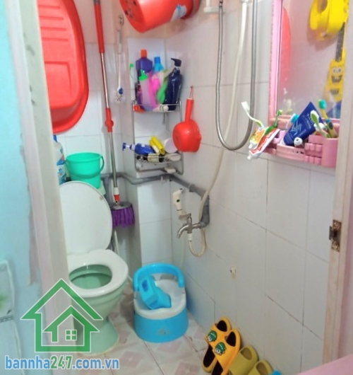 CHỈ 3,9 TỶ – NHÀ 3 TẦNG BTCT – NỞ HẬU TÀI LỘC – CÁCH MẶT TIỀN 3 CĂN – KHU CƯ XÁ BẮC HẢI – AN NINH, DÂN TRÍ CAO Diện tích: 18m² (nở hậu tài lộc) Kết cấu: Trệt + lửng + 1 lầu BTCT, gồm 2PN – 2WC, nhà đẹp ở ngay.