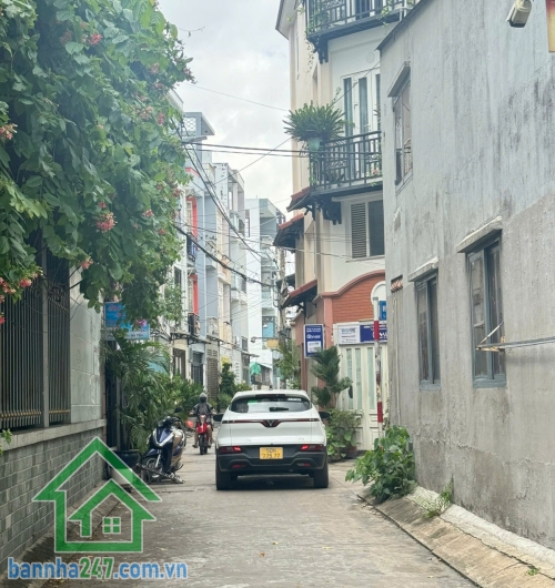 CHỈ 2,95 TỶ (BL) – HẺM BA GÁC KÊNH 19/5 – SÁT AEON TÂN PHÚ DT: 3,5 x 8,5m – 2 tầng, 2PN, 2WC – nhà còn mới, vào ở ngay Vị trí: Sát AEON Tân Phú, gần Trường Trường Trí Đức. 