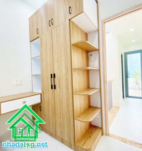CHỈ 4 TỶ – NHÀ ĐẸP FULL NỘI THẤT – HẺM 2,5M LẠC LONG QUÂN – ĐÔNG HỒ – P.8 TÂN BÌNH - 3PN – 3WC DT: 23,6m² (2,5 x 9,6m, có sân 1,5m) Kết cấu: Trệt + 2 lầu, 3PN, 3WC. 