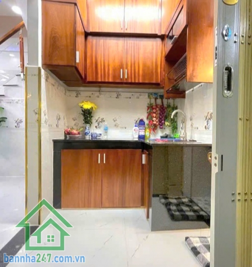NHỈNH 3 TỶ - HẺM 3M THÔNG - NGUYỄN HỒNG ĐÀO – KHU BÀU CÁT – SÁT GA T3 & GA METRO  DT: 6.8 x 4m (27m²)  Kết cấu: 1 trệt 1 lầu, 3 PN, 2 WC, ban công rộng thoáng. Nội thất cao cấp và thông minh. 