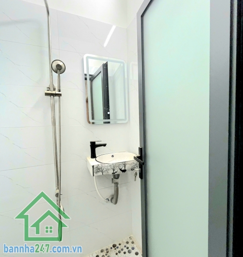 Nhỉnh 4 tỷ – nhà đẹp Đồng Đen, Tân Bình. Diện tích: 32m2 (4,2 x 7m, thực tế 4,2 x 8m có giếng trời 1m). Kết cấu: 1 trệt 1 lầu, 2 phòng ngủ, 2 WC. Nhà mới hoàn toàn.