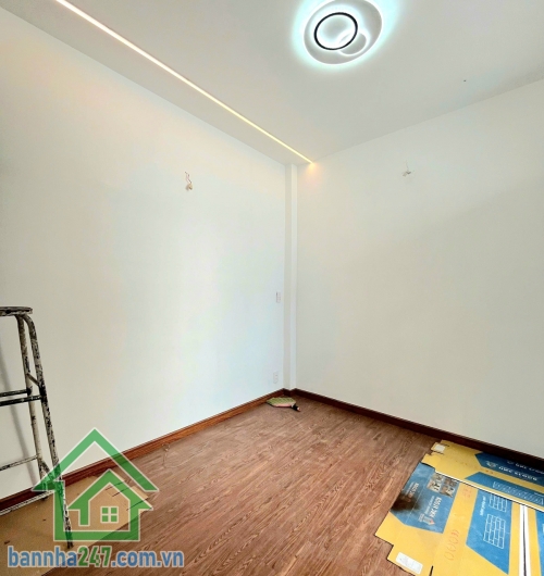 Nhỉnh 4 tỷ – nhà đẹp Đồng Đen, Tân Bình. Diện tích: 32m2 (4,2 x 7m, thực tế 4,2 x 8m có giếng trời 1m). Kết cấu: 1 trệt 1 lầu, 2 phòng ngủ, 2 WC. Nhà mới hoàn toàn.