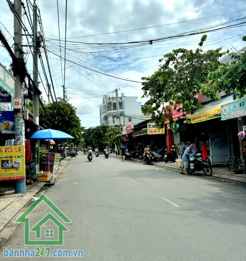  4.65 TỶ – NHÀ 2 TẦNG BTCT – HẺM XE TẢI 6M – NGAY LÊ VĂN QUỚI, BÌNH TÂN - DT: (4x 11)m - 2PN, 2WC. Diện tích: 4 x 11m (đã trả lộ giới) Kết cấu: 2 Tầng (1 trệt + 1 lầu.