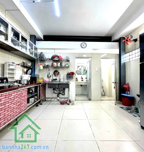 CHỈ 6,5 TỶ – CHIA TÀI SẢN – NHÀ 2 TẦNG MẶT TIỀN ĐƯỜNG NHỰA 5M – TRUNG TÂM TÂN BÌNH – 75M² – 4PN, 3WC – GIÁP QUẬN 10 * Kết cấu: 1 trệt, 1 lầu, sân thượng.