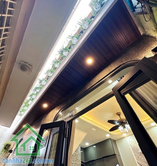 CHỈ 4 TỶ–NHÀ MỚI ĐẸP – HẺM 3M–NGAY CHỢ BÀ CHIỂU–GIÁP QUẬN 1–3 TẦNG BTCT-DT: 20m² (DTSD 60m²)- 2PN – 3WC DT: 20m² (DTSD 60m²) Kết cấu: 3 tầng BTCT + mái tôn, 2PN-3WC