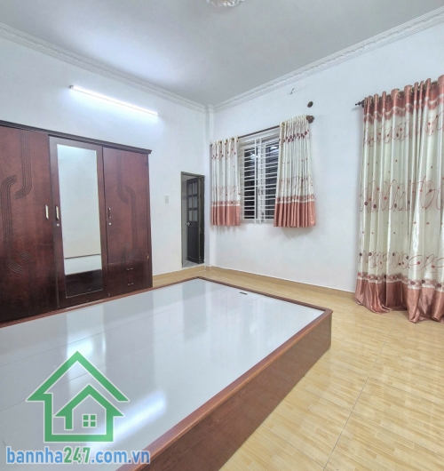 CHỈ 4,35 TỶ – HẺM 5M, CHỈ VÀI CĂN RA HẺM XE TẢI – LŨY BÁN BÍCH – GẦN ĐẦM SEN – 2 TẦNG BTCT – NHÀ MỚI Ở NGAY * DT: 37m² (4,6x9)m – thực tế 5x9m * Trệt + lầu BTCT, 2PN, 3WC, ban công đúc 2m, nhà mới đẹp rộng rãi