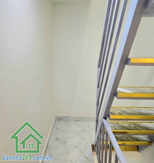 CHỈ 3,99 TỶ - NHÀ ĐẸP HỒNG BÀNG – QUẬN 6 – HẺM BA GÁC 4 TẦNG - 3PN -4 WC Ở NGAY Diện tích xây dựng: * Trệt: 3.1m x 6m * Lầu 1–2–3: 3.1m x 7m (ban công lấn ra 1m). Kết cấu chuẩn: Trệt + 3 lầu + phòng thờ.  3 PN - 4 WC