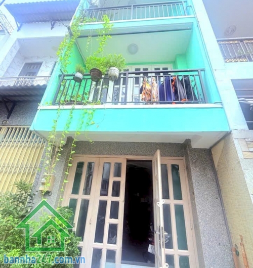 CHỈ 4,5 TỶ – NHÀ HXH DÂN TỘC, TÂN PHÚ – 3 TẦNG ĐẸP Ở NGAY  DT: 3.3 x 9m (30m² CN đủ)   Kết cấu: 1 trệt 2 lầu – 2 phòng ngủ, 2WC, nhà mới kiên cố. Vị trí đẹp.