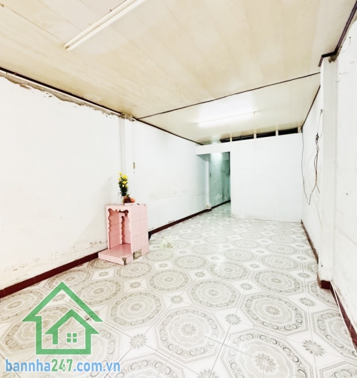 CHỈ 6,7 TỶ – HẺM XE HƠI 4M – THÁI PHIÊN, QUẬN 11 – 56M² – NHÀ CŨ TIỆN XÂY MỚI Diện tích: 56m², kết cấu 1 trệt 1 gác. Hẻm xe hơi tới tận nhà, chỉ cách mặt tiền 100m. Khu dân cư yên tĩnh, dân trí cao, an ninh tốt.