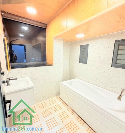 CHỈ 5,75 TỶ – SIÊU PHẨM MẶT TIỀN KÊNH NƯỚC ĐEN – 4 TẦNG – DTS 160M² - 3PN – 4WC * Diện tích: 4 x 10m * Diện tích sử dụng: ~160m² * Kết cấu: 1 trệt 3 lầu * Công năng: 3PN – 4WC. Phòng VIP sân thượng view bờ kênh cực chill, thoáng mát. Tặng nội thất hiện đạ