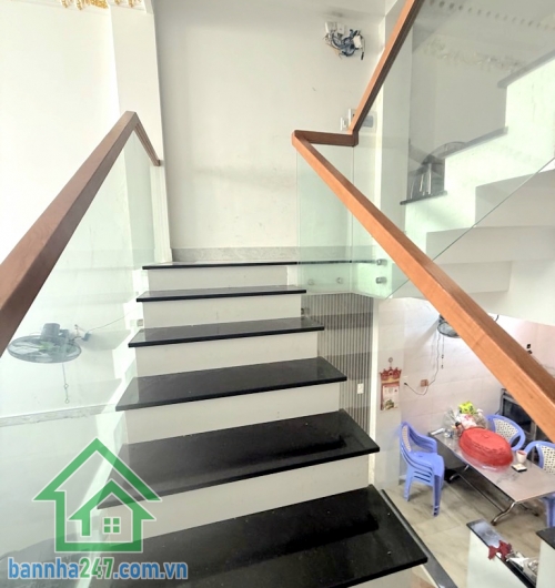 CHỈ 6,5 TỶ – KỀ AEON MALL TÂN PHÚ – NHÀ 5 TẦNG – HX TẢI 6M – 58M² 4PN – 4WC – Hoàn công đủ – Sổ đẹp – Hướng Đông Diện tích: 4 × 14.5m (58m²). Kết cấu: 1 trệt – 1 lửng – 3 lầu – sân thượng trước/sau BTCT. Công năng: 4PN – 4WC, nhà như mới, dọn vào ở ngay. 