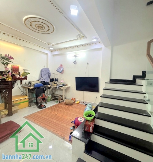 CHỈ 6,5 TỶ – KỀ AEON MALL TÂN PHÚ – NHÀ 5 TẦNG – HX TẢI 6M – 58M² 4PN – 4WC – Hoàn công đủ – Sổ đẹp – Hướng Đông Diện tích: 4 × 14.5m (58m²). Kết cấu: 1 trệt – 1 lửng – 3 lầu – sân thượng trước/sau BTCT. Công năng: 4PN – 4WC, nhà như mới, dọn vào ở ngay. 