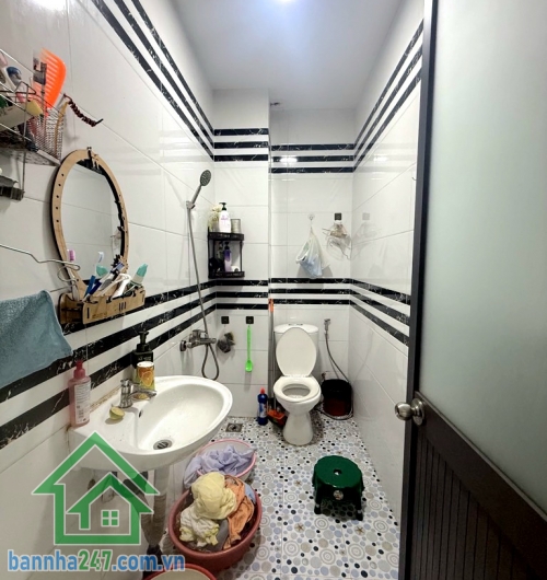 CHỈ 6,5 TỶ – KỀ AEON MALL TÂN PHÚ – NHÀ 5 TẦNG – HX TẢI 6M – 58M² 4PN – 4WC – Hoàn công đủ – Sổ đẹp – Hướng Đông Diện tích: 4 × 14.5m (58m²). Kết cấu: 1 trệt – 1 lửng – 3 lầu – sân thượng trước/sau BTCT. Công năng: 4PN – 4WC, nhà như mới, dọn vào ở ngay. 
