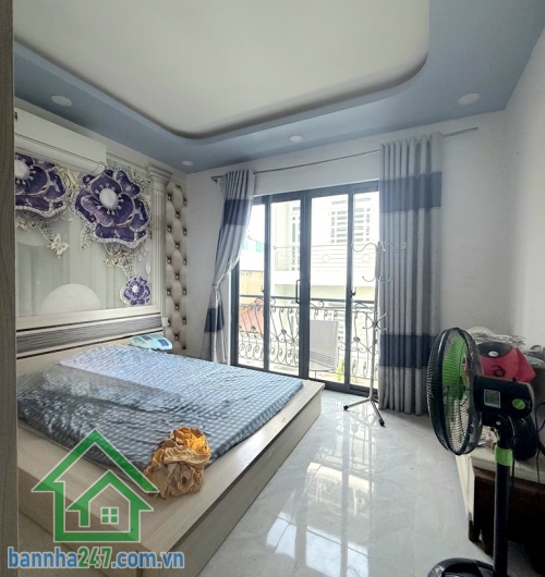 CHỈ 6,5 TỶ – KỀ AEON MALL TÂN PHÚ – NHÀ 5 TẦNG – HX TẢI 6M – 58M² 4PN – 4WC – Hoàn công đủ – Sổ đẹp – Hướng Đông Diện tích: 4 × 14.5m (58m²). Kết cấu: 1 trệt – 1 lửng – 3 lầu – sân thượng trước/sau BTCT. Công năng: 4PN – 4WC, nhà như mới, dọn vào ở ngay. 