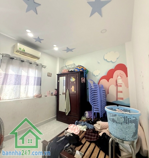 CHỈ 6,5 TỶ – KỀ AEON MALL TÂN PHÚ – NHÀ 5 TẦNG – HX TẢI 6M – 58M² 4PN – 4WC – Hoàn công đủ – Sổ đẹp – Hướng Đông Diện tích: 4 × 14.5m (58m²). Kết cấu: 1 trệt – 1 lửng – 3 lầu – sân thượng trước/sau BTCT. Công năng: 4PN – 4WC, nhà như mới, dọn vào ở ngay. 