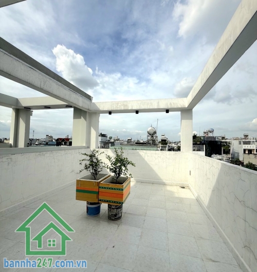 CHỈ 6,5 TỶ – KỀ AEON MALL TÂN PHÚ – NHÀ 5 TẦNG – HX TẢI 6M – 58M² 4PN – 4WC – Hoàn công đủ – Sổ đẹp – Hướng Đông Diện tích: 4 × 14.5m (58m²). Kết cấu: 1 trệt – 1 lửng – 3 lầu – sân thượng trước/sau BTCT. Công năng: 4PN – 4WC, nhà như mới, dọn vào ở ngay. 