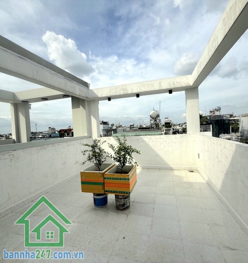 CHỈ 6,5 TỶ – KỀ AEON MALL TÂN PHÚ – NHÀ 5 TẦNG – HX TẢI 6M – 58M² 4PN – 4WC – Hoàn công đủ – Sổ đẹp – Hướng Đông Diện tích: 4 × 14.5m (58m²). Kết cấu: 1 trệt – 1 lửng – 3 lầu – sân thượng trước/sau BTCT. Công năng: 4PN – 4WC, nhà như mới, dọn vào ở ngay. 