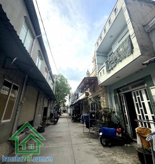 CHỈ 6,5 TỶ – KỀ AEON MALL TÂN PHÚ – NHÀ 5 TẦNG – HX TẢI 6M – 58M² 4PN – 4WC – Hoàn công đủ – Sổ đẹp – Hướng Đông Diện tích: 4 × 14.5m (58m²). Kết cấu: 1 trệt – 1 lửng – 3 lầu – sân thượng trước/sau BTCT. Công năng: 4PN – 4WC, nhà như mới, dọn vào ở ngay. 