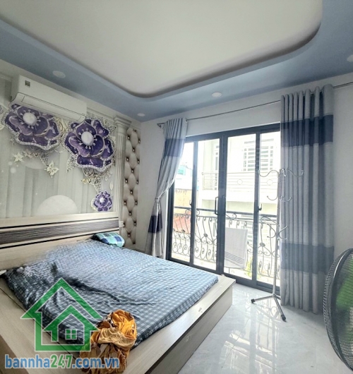 CHỈ 6,5 TỶ – KỀ AEON MALL TÂN PHÚ – NHÀ 5 TẦNG – HX TẢI 6M – 58M² 4PN – 4WC – Hoàn công đủ – Sổ đẹp – Hướng Đông Diện tích: 4 × 14.5m (58m²). Kết cấu: 1 trệt – 1 lửng – 3 lầu – sân thượng trước/sau BTCT. Công năng: 4PN – 4WC, nhà như mới, dọn vào ở ngay. 