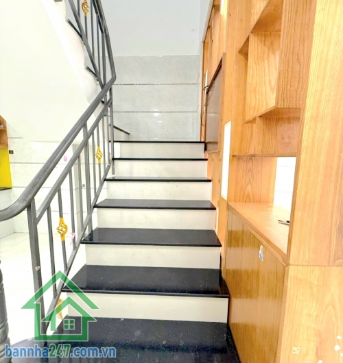 CHỈ 4,85 TỶ – MTKD RỘNG ĐƯỜNG 10 XE TẢI TRÁNH – 2 TẦNG ĐẸP – NGAY GÒ XOÀI – LÊ VĂN QUỚI  DT: 54m² – sổ đẹp, hoàn công đầy đủ  Kết cấu: 1 trệt 1 lầu – 2PN – 3WC