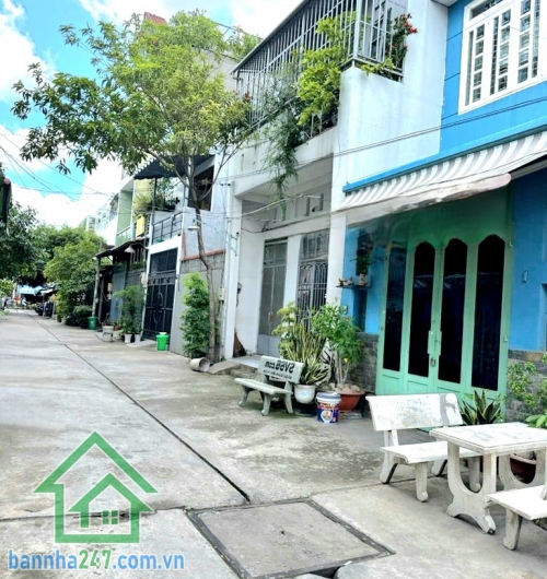 CHỈ 3,75 TỶ – NHÀ 3 TẦNG KIÊN CỐ – HẺM XE TẢI 7M THÔNG – GẦN AEON MALL – GIÁP TÂN PHÚ - DT: 32m² (3 tầng BTCT – 2PN, 2WC) Vị trí cực đẹp: vài bước ra Bình Long.