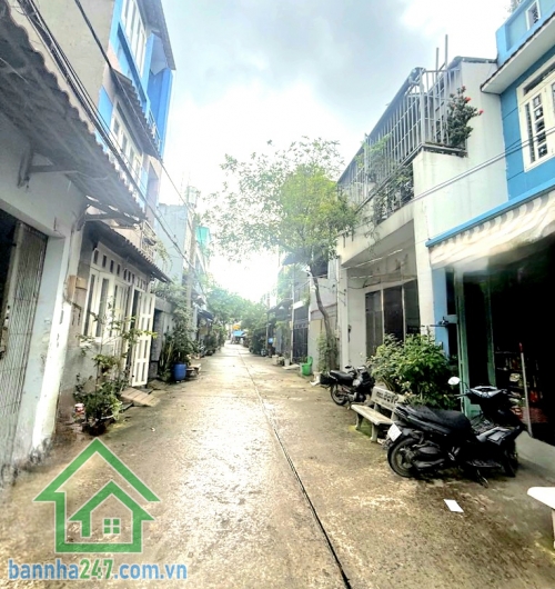 CHỈ 3,75 TỶ – NHÀ 3 TẦNG KIÊN CỐ – HẺM XE TẢI 7M THÔNG – GẦN AEON MALL – GIÁP TÂN PHÚ - DT: 32m² (3 tầng BTCT – 2PN, 2WC) Vị trí cực đẹp: vài bước ra Bình Long.