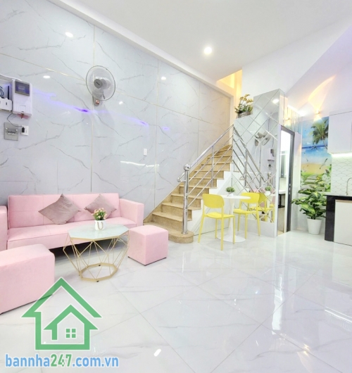CHỈ 3,65 TỶ – SIÊU PHẨM NHÀ ĐẸP TRUNG TÂM TÂN PHÚ – HẺM XE HƠI 7M – FULL NỘI THẤT – Ở NGAY Diện tích: 21m² (4x5.3m) Kết cấu: 1 trệt, 1 lầu, 1PN lớn, 2WC, ban công.