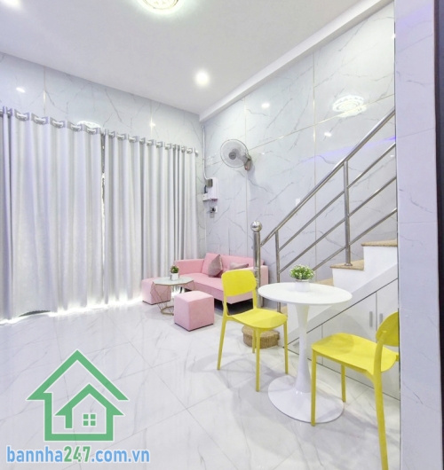 CHỈ 3,65 TỶ – SIÊU PHẨM NHÀ ĐẸP TRUNG TÂM TÂN PHÚ – HẺM XE HƠI 7M – FULL NỘI THẤT – Ở NGAY Diện tích: 21m² (4x5.3m) Kết cấu: 1 trệt, 1 lầu, 1PN lớn, 2WC, ban công.