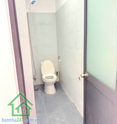 CHỈ 5,99 TỶ – KHU VIP VƯỜN LÀI – TÂN PHÚ - 1 BƯỚC RA MẶT TIỀN – XE HƠI THOÁNG – NHÀ 3 TẦNG - 3PN – 2WC Diện tích: 4 x 10m = 40m² – sổ vuông đẹp Kết cấu: 1 trệt Lửng Lầu Mob 0933144037