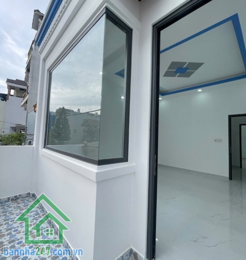HIẾM – HẺM XE HƠI 7M THÔNG – LÊ VĂN QUỚI GIÁP TÂN PHÚ – 2 TẦNG – 60M² – CHỈ 5.75 TỶ * Nhà BTCT kiên cố: 1 trệt 1 lầu, ban công thoáng mát, giếng trời, gồm 3PN, 2WC.