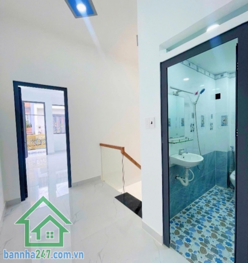 HIẾM – HẺM XE HƠI 7M THÔNG – LÊ VĂN QUỚI GIÁP TÂN PHÚ – 2 TẦNG – 60M² – CHỈ 5.75 TỶ * Nhà BTCT kiên cố: 1 trệt 1 lầu, ban công thoáng mát, giếng trời, gồm 3PN, 2WC.