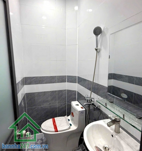 CHỈ 3.179 TỶ – NHÀ 2 TẦNG GẦN CHỢ BÌNH LONG – HẺM 3M – GIÁP TÂN PHÚ – SỔ ĐẸP, HOÀN CÔNG ĐỦ * Diện tích: 3 x 8m – DTSD: 48m² * Kết cấu: 1 trệt 1 lầu, gồm 2PN + 2WC