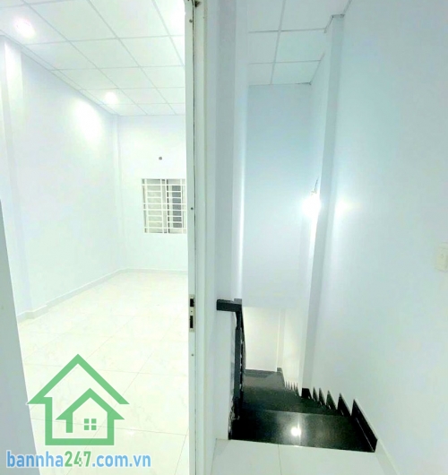 NHỈNH 5 TỶ – HẺM XE TẢI THÔNG – NHÀ MỚI ĐẸP 2 TẦNG BTCT DT 64m² (4x16)m – SỔ VUÔNG VỨC – HOÀN CÔNG ĐỦ – NGAY GÒ XOÀI – LÊ VĂN QUỚI – GIÁP TÂN PHÚ DT: 4 x 16m vuông vức – công nhận đủ. Kết cấu: 1 trệt – 1 lầu BTCT kiên cố • Phòng khách lớn để được ô tô 
